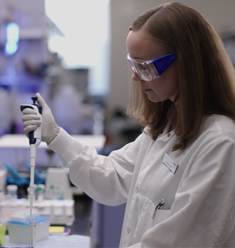 Mujer científica con tubo de ensayo